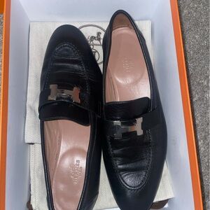 BLACK HERMES WOMEN LOAFERS
BOX & DUSTER BAGS INCLUDED